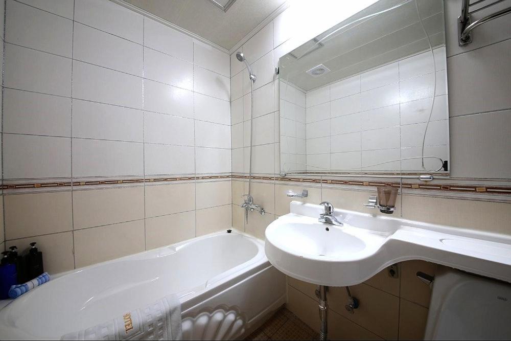 Geoje A-Plus Hotel Екстериор снимка