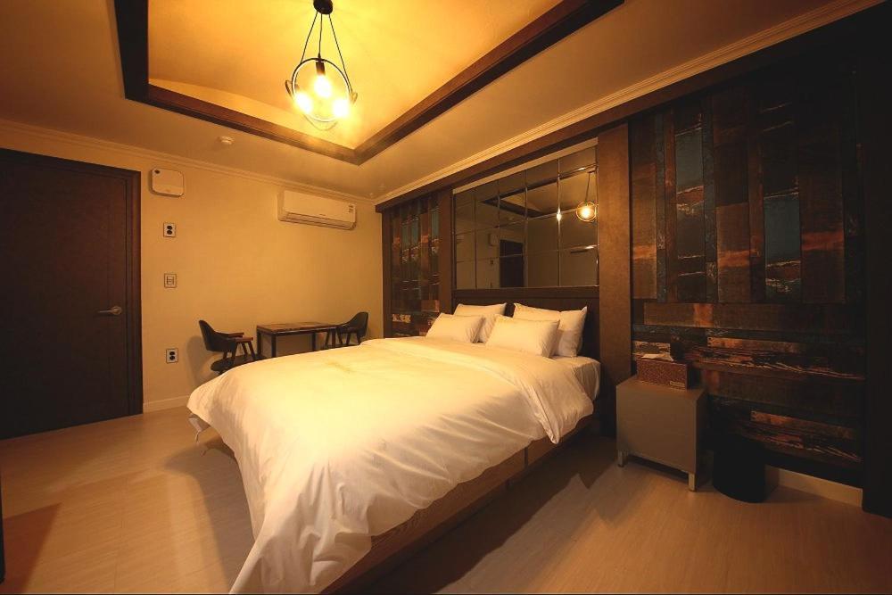 Geoje A-Plus Hotel Екстериор снимка